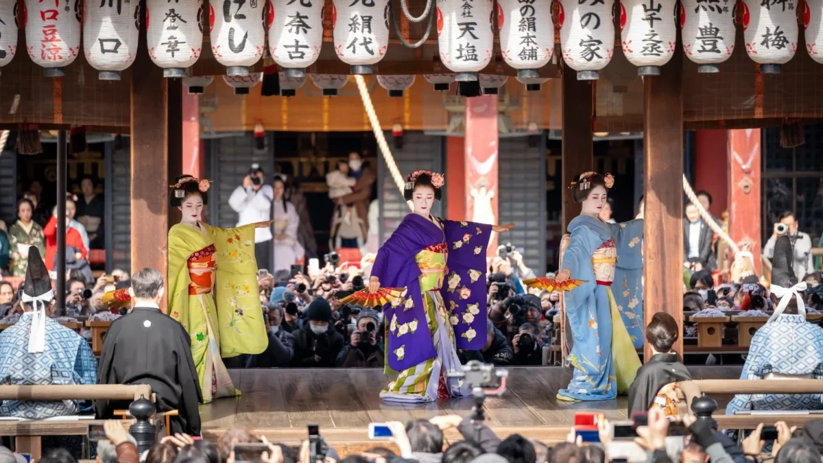 Na pódiu vystupují gejši.