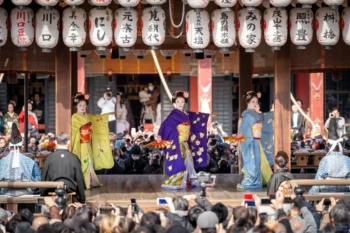 Na pódiu vystupují gejši.