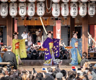 Na pódiu vystupují gejši.