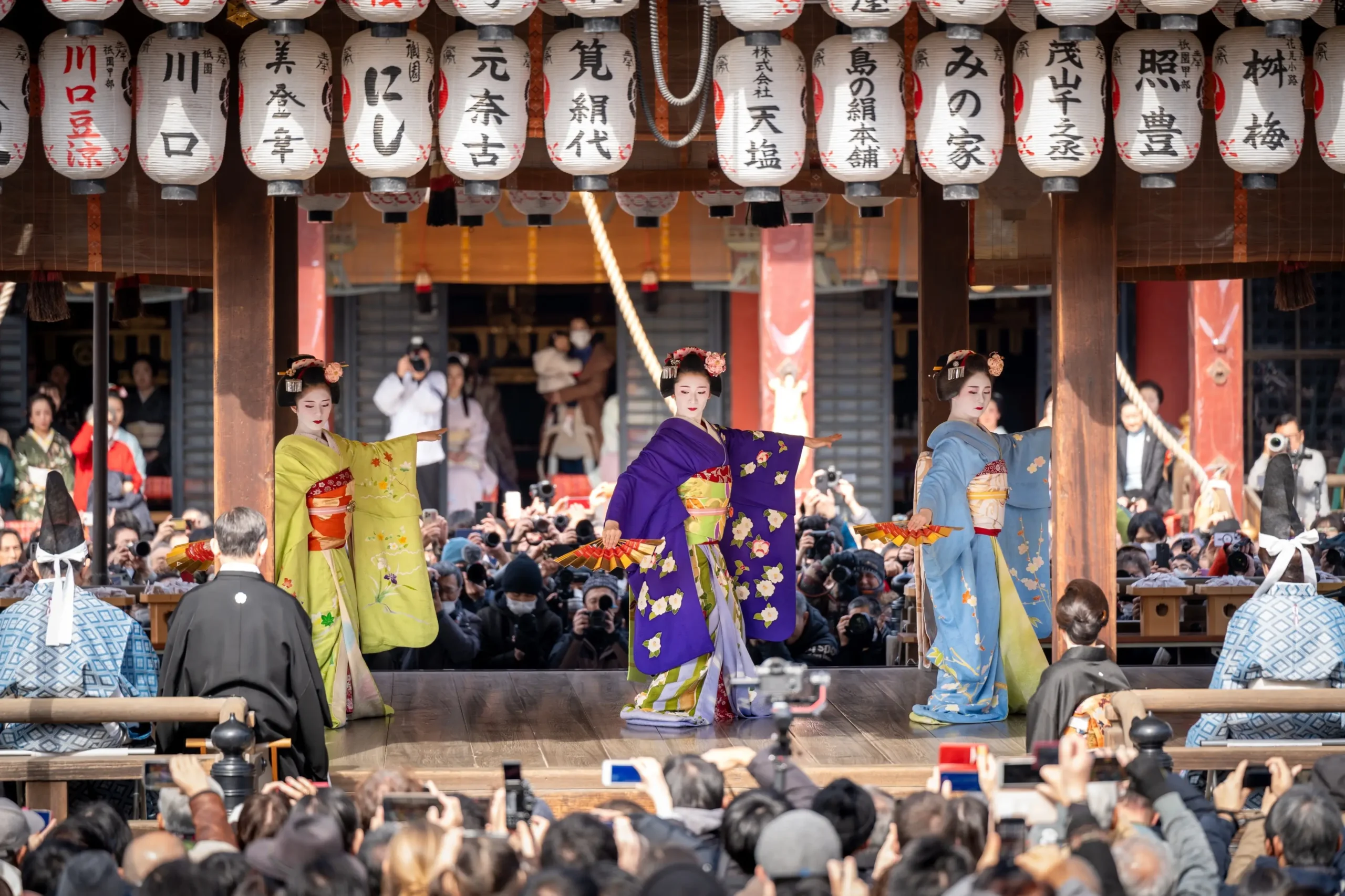 Na pódiu vystupují gejši.