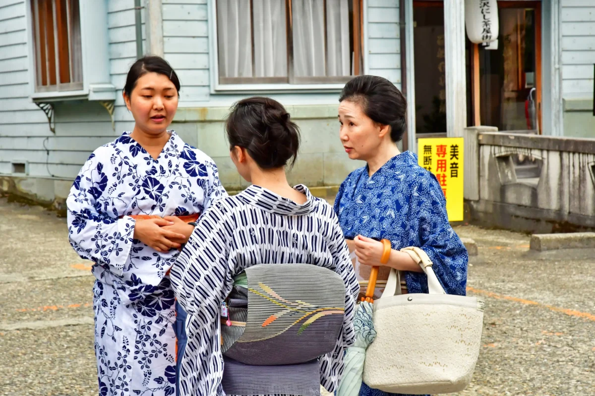 shutterstock_2538992159-2 | TVGURU.cz Gejši si povídají na ulici.