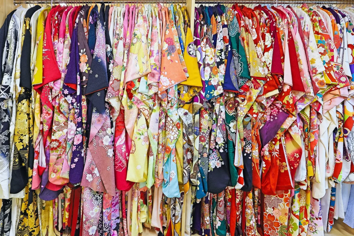 shutterstock_2549310149-2 | TVGURU.cz Vystavená kimona