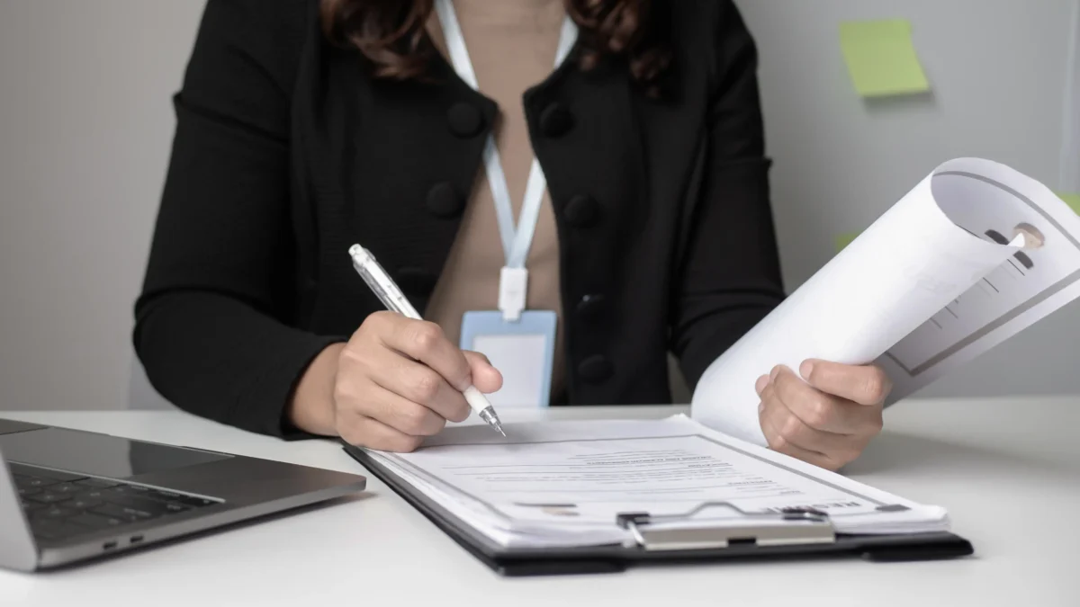 Žena si zapisuje do papíru. 