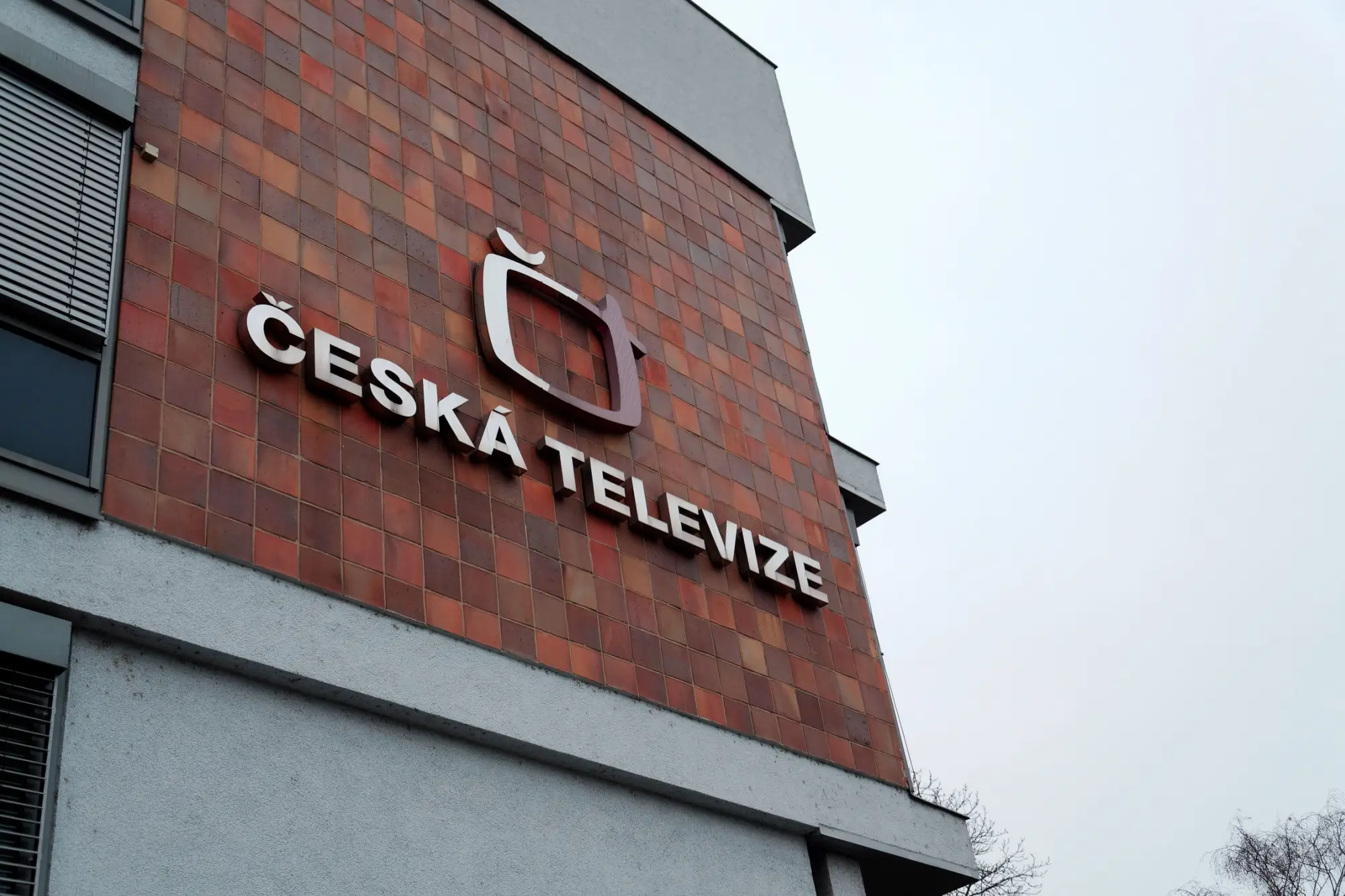 Logo České televize na budově centrály