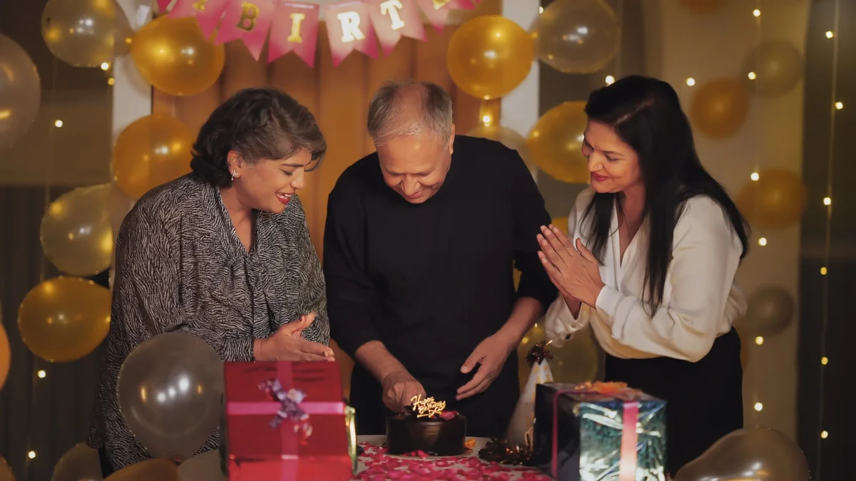 Nejstarší žena v historii oslavila více než 120 let. Zdroj: Shutterstock | TVGURU.cz Muž slavící narozeniny.