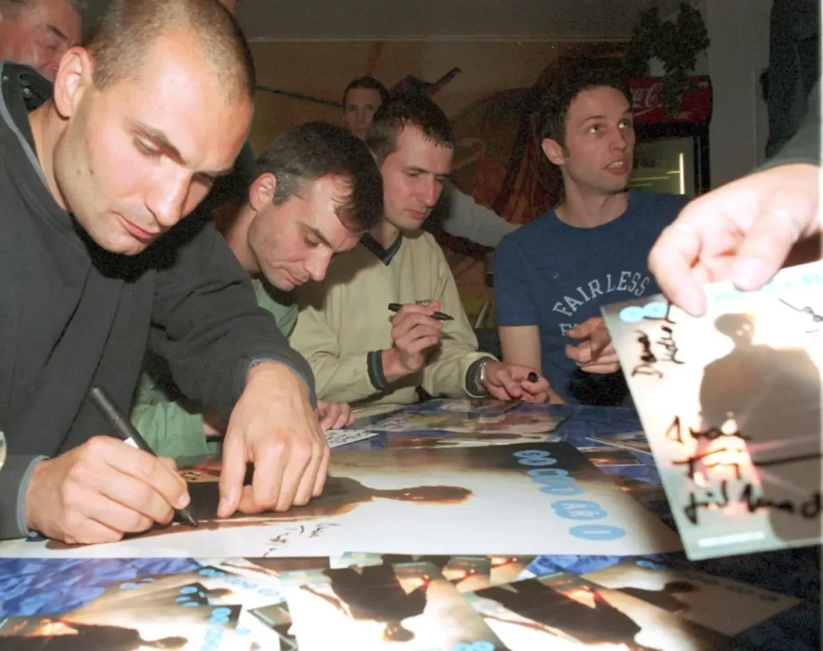 Autogramiáda herců z filmu Samotáři