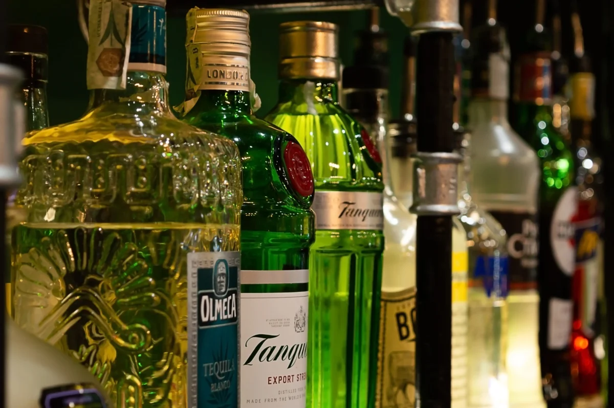 shutterstock_1793169961-2 | TVGURU.cz Vedle sebe stojí lahve alkoholu.