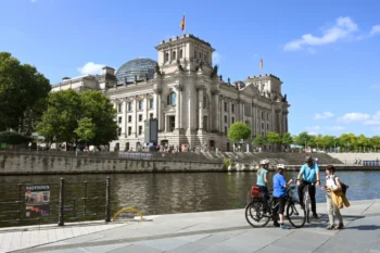 Lidé s kolem obdivují berlínskou památku.