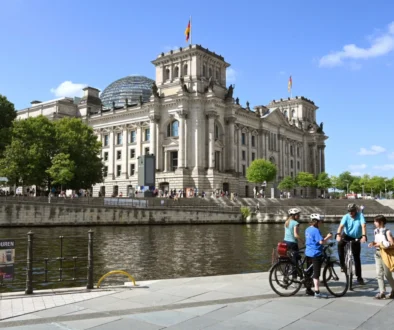 Lidé s kolem obdivují berlínskou památku.