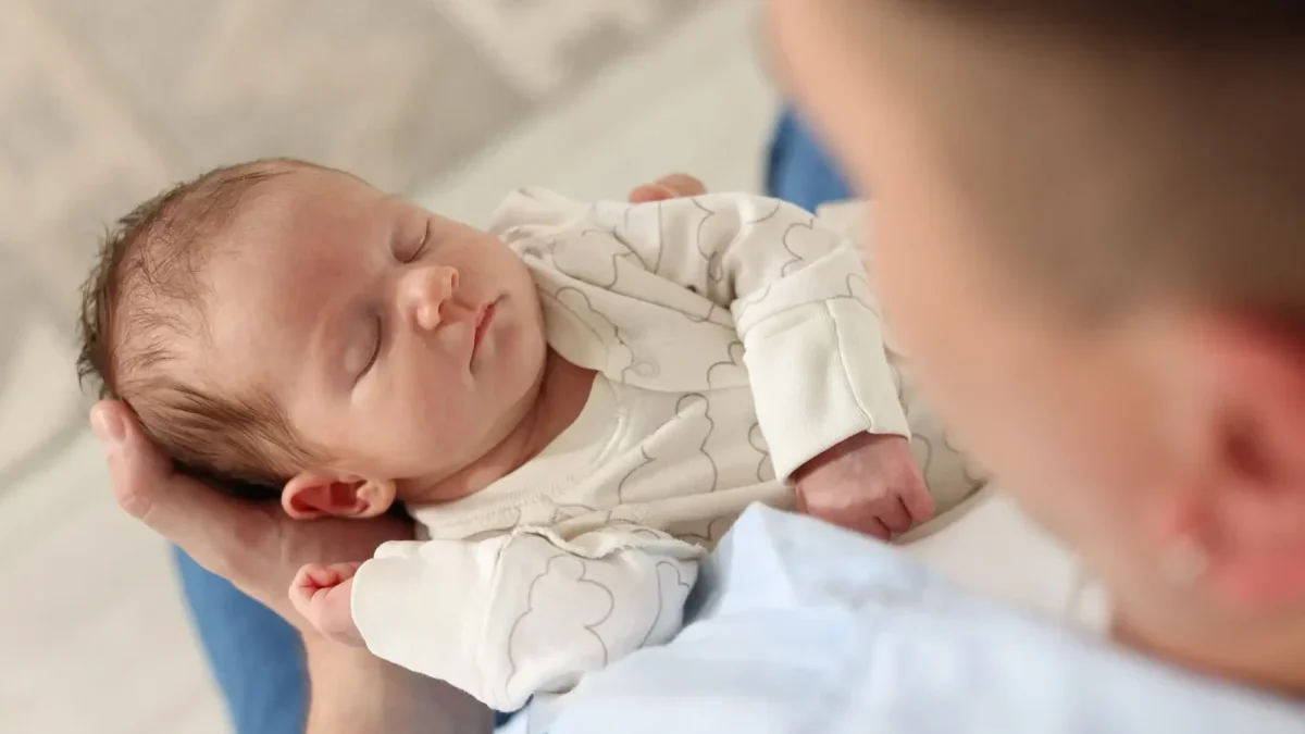 V některých kulturách se jméno zapisuje až s odstupem času, aby měli rodiče čas zjistit, co dítěti sedne. Zdroj: Shutterstock