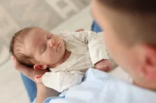 V některých kulturách se jméno zapisuje až s odstupem času, aby měli rodiče čas zjistit, co dítěti sedne. Zdroj: Shutterstock