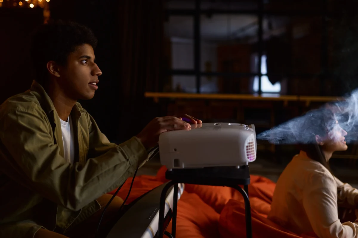 Muž připravující promítání.