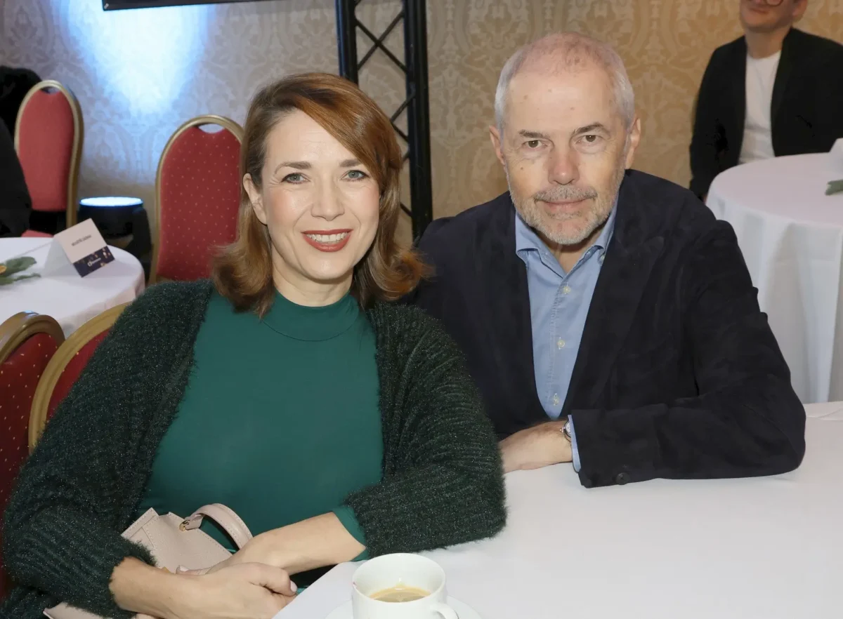 Tereza Kostková a Marek Eben sedí u stolu. 