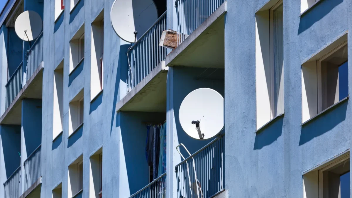Na paneláku jsou umístěné satelity.