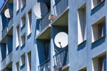 Na paneláku jsou umístěné satelity.