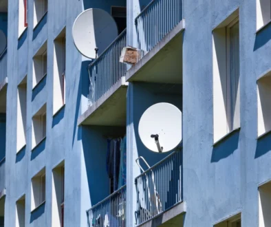 Na paneláku jsou umístěné satelity.