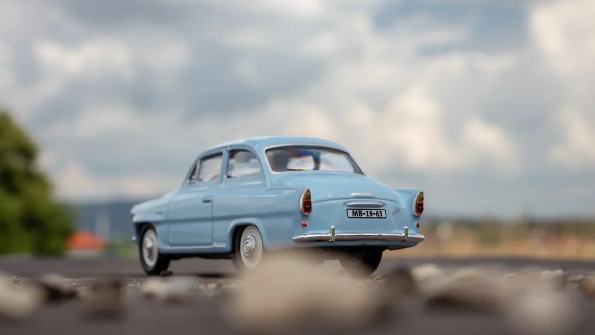 Staré auto jede po cestě.