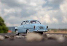 Staré auto jede po cestě.