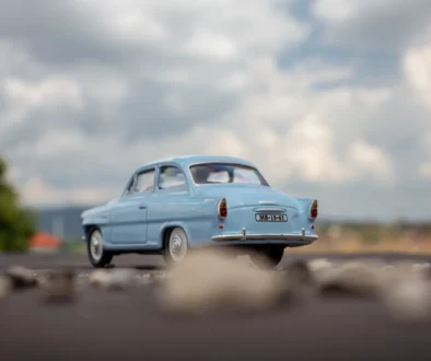 Staré auto jede po cestě.