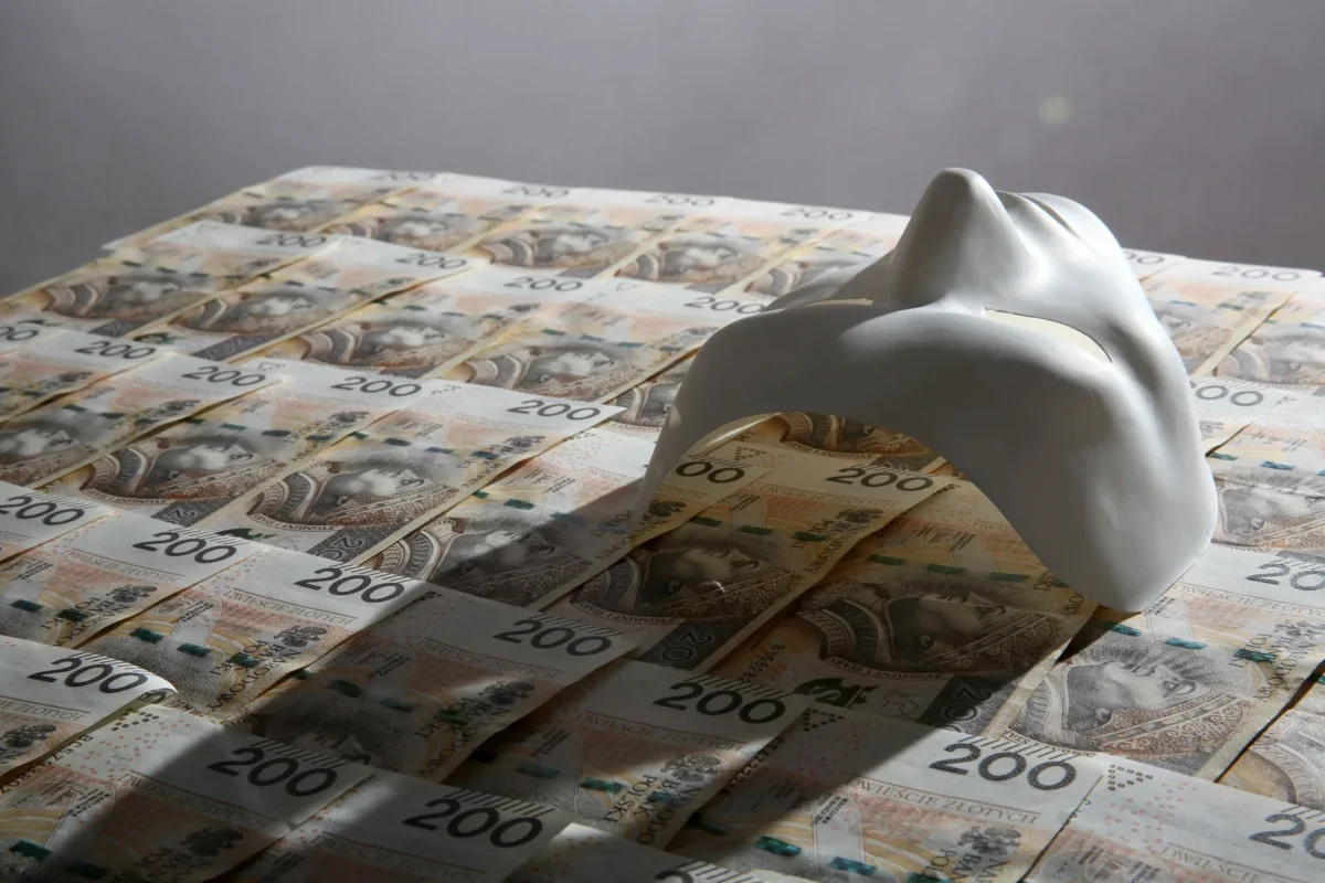 Maska leží na penězích.