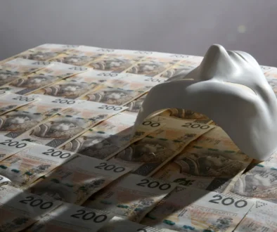 Maska leží na penězích.