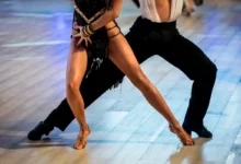 Taneční pár vystupuje na pódiu.