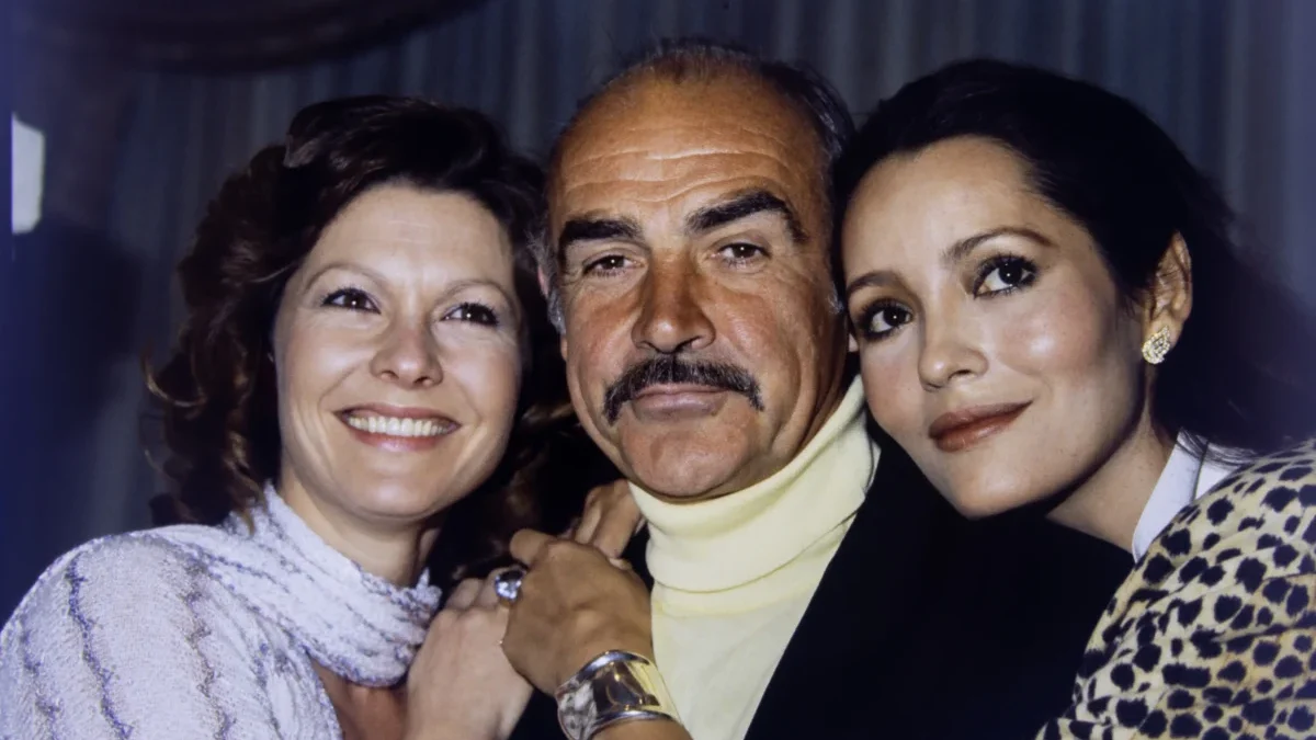 Sean Connery je v obklopení žen.