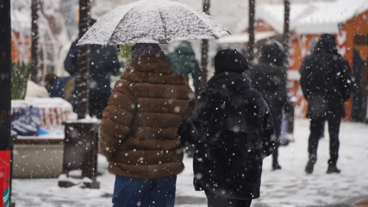 lidé na ulici pod deštníkem