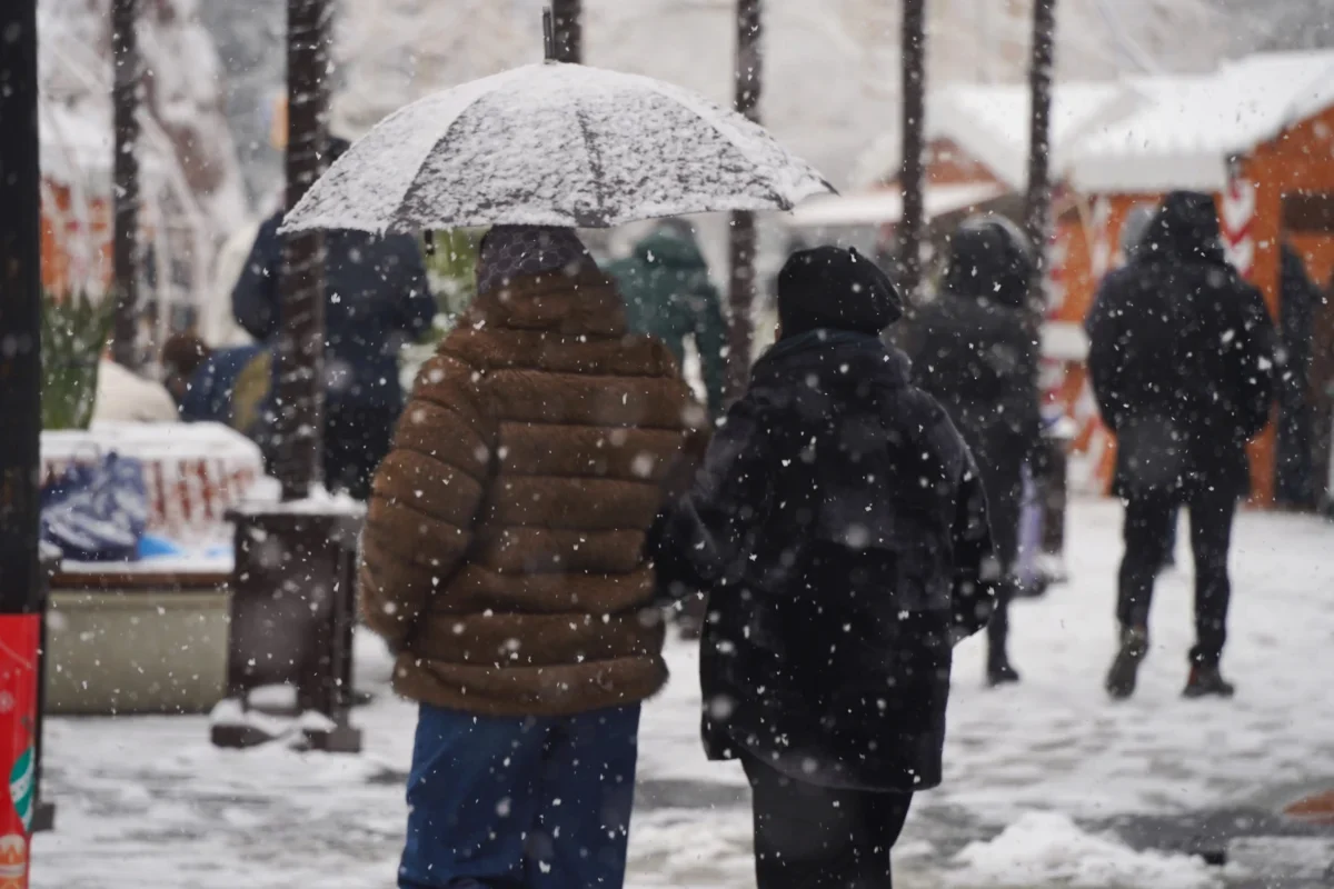 lidé na ulici pod deštníkem