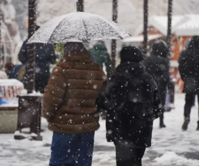 lidé na ulici pod deštníkem