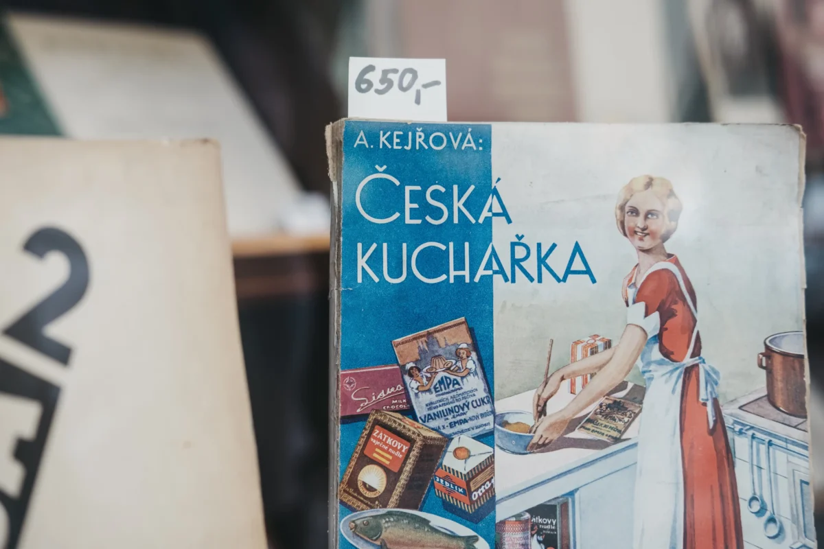 Stará kuchařka s cenovkou