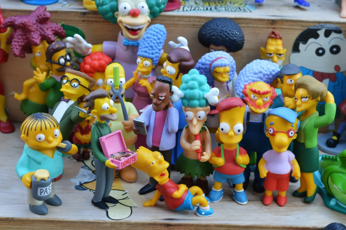 shutterstock_1383061850-2 | TVGURU.cz Vedle sebe stojí postavičky Simpsonů.
