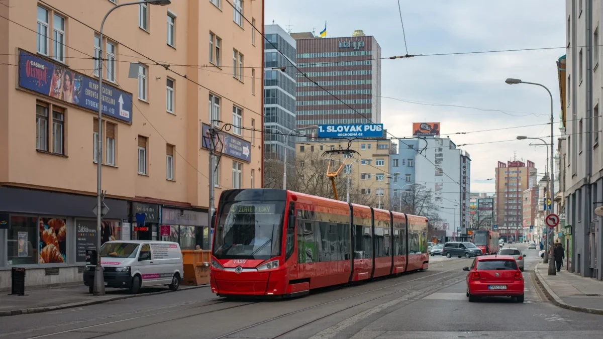 Tramvaj projíždí ulicí na Slovensku.