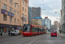Tramvaj projíždí ulicí na Slovensku.