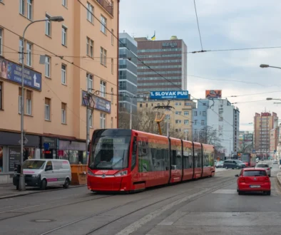 Tramvaj projíždí ulicí na Slovensku.