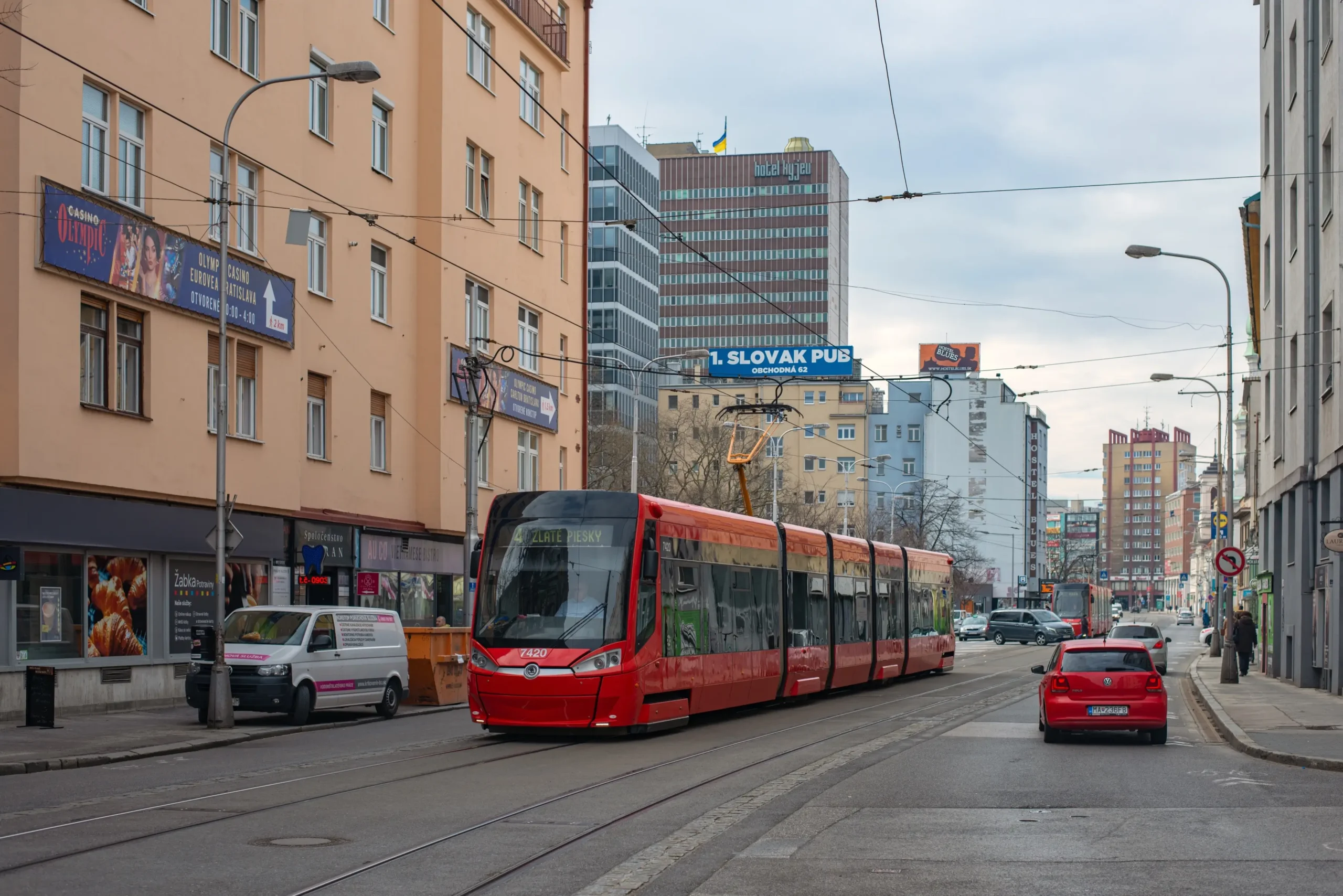 Tramvaj projíždí ulicí na Slovensku.