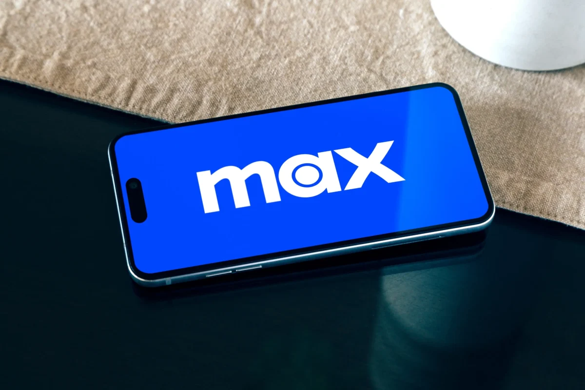 Na mobilu svítí logo HBO max.