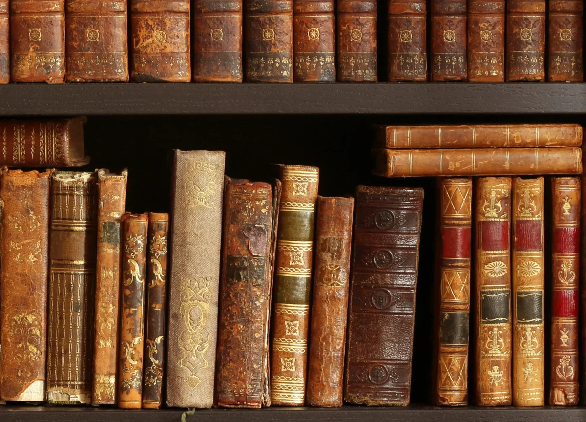 V knihovně jsou vyskládané staré knihy.