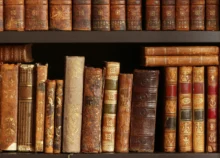 V knihovně jsou vyskládané staré knihy.