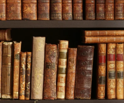 V knihovně jsou vyskládané staré knihy.