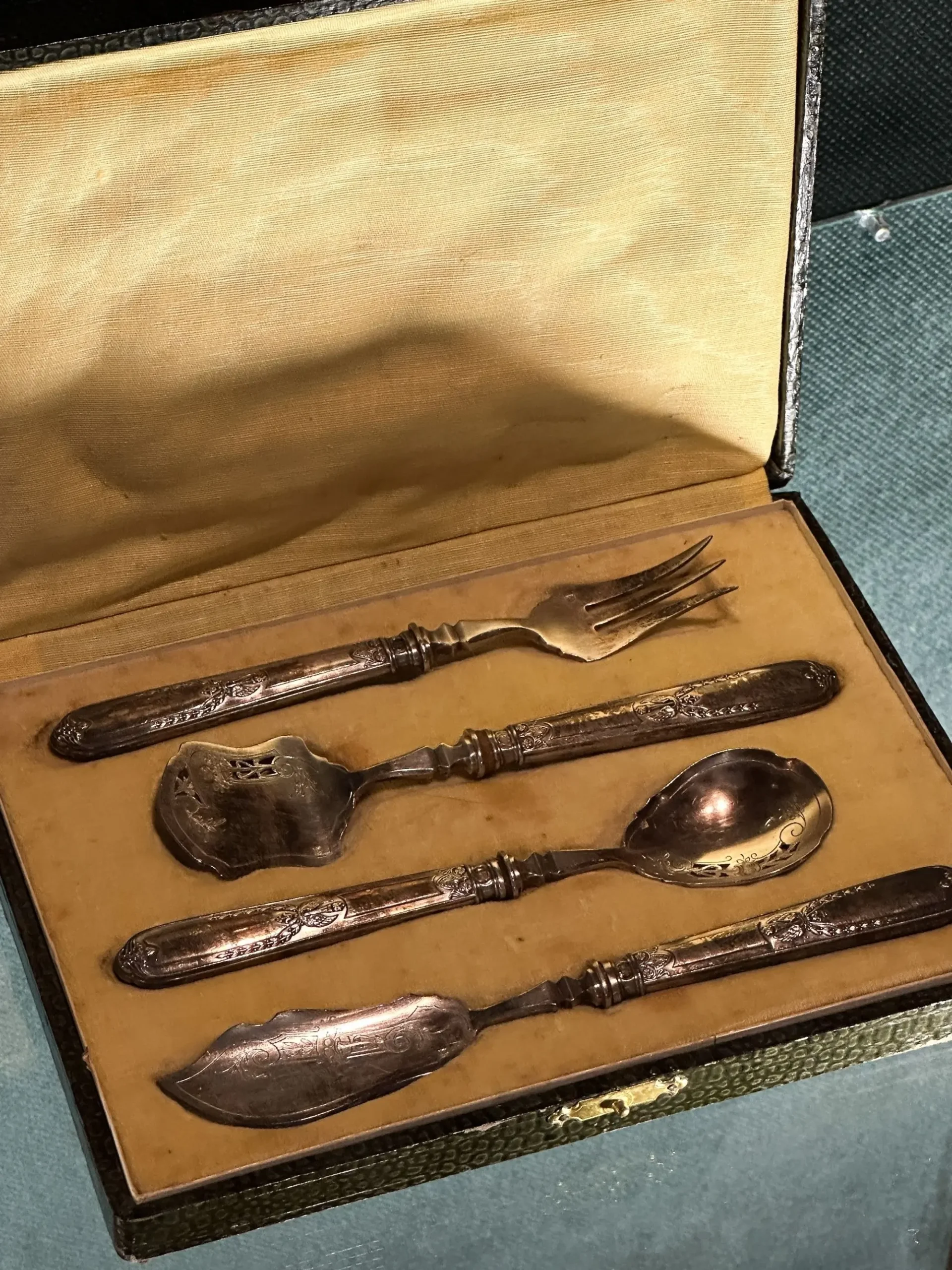 Jsou-li starožitné příbory v původní kazet, mají mnohem vyšší cenu