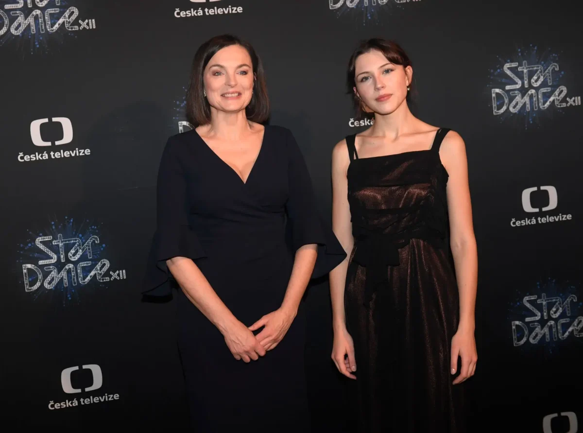 Barbora Kroužková stojí vedle slečny.