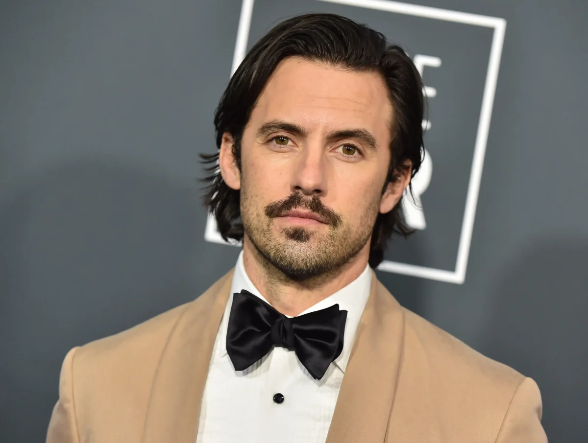 Milo Ventimiglia pózuje na fotku.