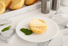 Na talíři je nandané pečivo s taveným sýrem.