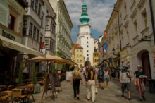 Lidé se procházejí bratislavskou ulicí.