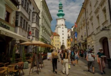 Lidé se procházejí bratislavskou ulicí.