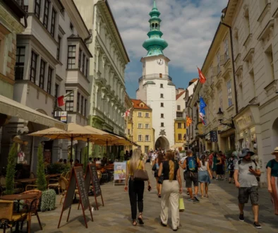 Lidé se procházejí bratislavskou ulicí.