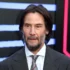 Keanu Reeves pózuje na fotku.