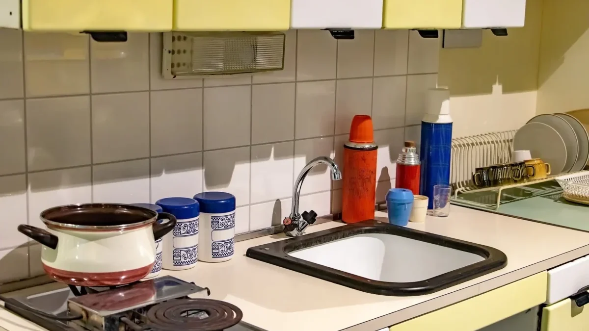 Kuchyně za socialismu vypadaly jedna jako druhá, odlišovaly je hlavně dekorace. Zdroj: Shutterstock