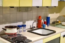 Kuchyně za socialismu vypadaly jedna jako druhá, odlišovaly je hlavně dekorace. Zdroj: Shutterstock